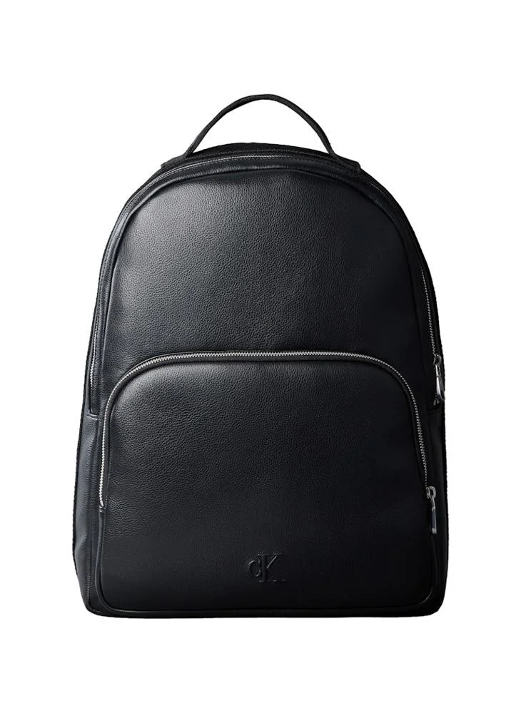 كالفن كلاين حقيبة ظهر دائرية بحزام شعار